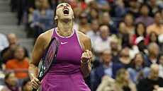 Bloruská tenistka Aryna Sabalenková se hecuje ve finále US Open.