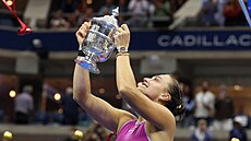 Bloruská tenistka Aryna Sabalenková pózuje s trofejí pro vítzku US Open.