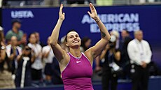 Bloruská tenistka Aryna Sabalenková slaví vítzství ve finále US Open.