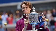 Italský tenista Jannik Sinner pózuje s trofejí pro vít�ze US Open.