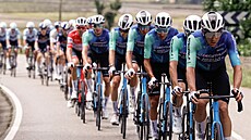 Pomocníci Bena O�Connora kontrolují peloton v �estnácté etap� Vuelty.