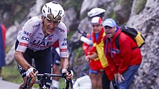 Marc Soler se �krábe do cíle �estnácté etapy Vuelty.