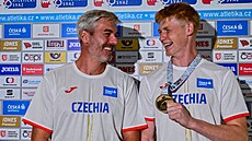 Juniorský mistr svta v desetiboji Tomas Järvinen se svým trenérem Josefem...