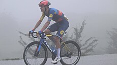 Mathias Vacek stoupá k jezer�m Covadongy v �estnácté etap� Vuelty.