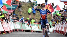 Eddie Dunbar vítzí ve dvacáté etap Vuelty na Picón Blanco.