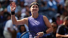 Karolína Muchová d�kuje fanou�k�m po postupu do semifinále US Open.