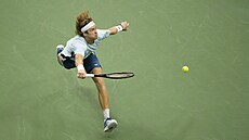 Ruský tenista Andrej Rubljov se natahuje po mí�ku.