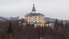 Zámek a hrad Frýdlant se ty�í nad �ekou Sm�dou.