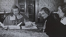 Ve filmu Kladivo na �arod�jnice si olomouckého biskupa Karla zahrál Martin...