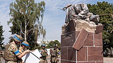 Zniená socha komunistického vdce Vladimira Lenina ve mst Suda v ruské...