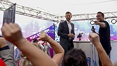 Americký konzervativní youtuber Benny Johnson se synem amerického exprezidenta...