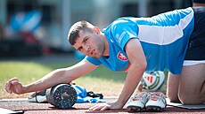 Reprezenta�ní obránce Robin Hraná� p�ed tréninkem národního týmu.