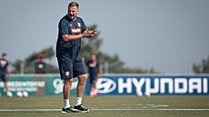 Reprezenta�ní asistent Jaroslav Köstl na tréninku.