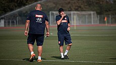Trenér Ivan Ha�ek svolává hrá�e na tréninku. Zády stojí asistent Jaroslav...