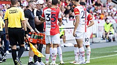 Slávistický kou Jindich Trpiovský udílí pokyny hrám bhem pauzy na pití.