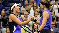 Ameri�anka Jessica Pegulaová (vlevo) a Karolína Muchová si podávají ruce po...