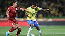 Brazilec Rodrygo (vlevo) vede balon, ze strany ho stíhá Jeremy Sarmiento z...