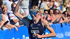 Petra Kuíková se usmívá v cíli triatlonu v Karlových Varech.