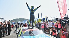 Martin Doubek slaví vít�zství v závodu NASCAR v Most�.