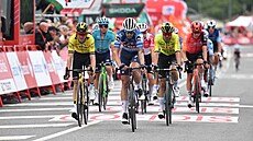 Mattia Cattaneo dokon�uje osmnáctou etapu.