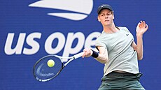 Jannik Sinner odehrává mí�ek v semifinále US Open.