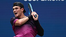 Jack Draper sleduje let svého mí�ku v semifinále US Open.