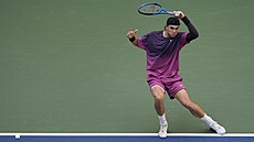 Jack Draper hraje forhend v semifinále US Open.