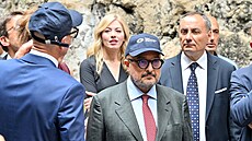 Italský mininistr kultury Gennaro Sangiuliano (uprost�ed) se svou poradkyní....