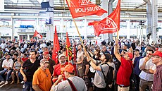 Zam�stnanci se shromá�dili p�ed pravidelným setkáním podnikové rady Volkswagenu...