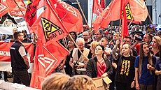 Mnoho ze shromá�d�ných pracovník� zahájilo jednání pískáním a k�ikem �my jsme...