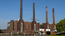 Celkový pohled na elektrárnu závodu Volkswagen v den, kdy se v Nmecku koná...