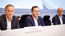 éf Volkswagenu Oliver Blume, éf znaky VW Thomas Schaefer a finanní editel...