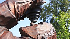 V Herpicích na Vykovsku odhalili devnou sochu astronoma Williama Herschela,...