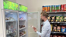 Ke vstupu do prodejny bez personálu ve Veverských Knínicích na Brn�nsku sta�í...