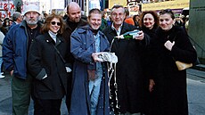 Zdenek Merta (�tvrtý zleva) a Milo� Forman pok�tili v roce 2001 na Times Square...