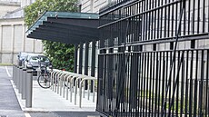 U budovy irského parlamentu v Dublinu vznikl p�íst�e�ek pro jízdní kola v cen�...