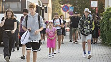 P�ed základní �kolu a gymnázium v Radotín� v dob�, kdy do nich p�icházejí �áci,...
