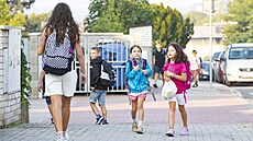 P�ed základní �kolu a gymnázium v Radotín� v dob�, kdy do nich p�icházejí �áci,...