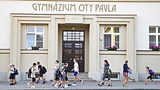 P�ed základní �kolu a gymnázium v Radotín� v dob�, kdy do nich p�icházejí �áci,...