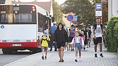 P�ed základní �kolou a gymnáziem v Radotín� v dob�, kdy do nich p�icházejí...