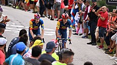 eský cyklista Mathias Vacek (vpravo) s týmovým kolegou Ottem Vergaerdem...