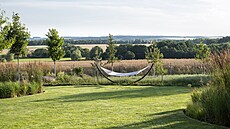 Hamaka zav�en� v prostoru zahrady je prvkem, kter� v�m dop�eje ��asn� pocit...