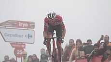 Australan Ben O�Connor z AG2R stoupá do cíle na Lagos de Covadonga v �estnácté...