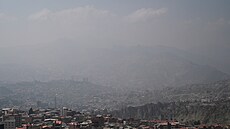 Kouová clona nad mstem La Paz v Bolívii po vypuknutí poár (5. záí 2024)