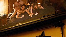 Emma Stone ve filmu Milé laskavosti, 2024