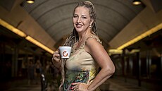 Hana Homolková, která se od roku 2011 v�nuje prodeji soch ze Zimbabwe se svým...