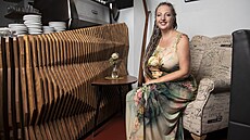 Hana Homolková, která se od roku 2011 v�nuje prodeji soch ze Zimbabwe se svým...