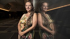 Hana Homolková, která se od roku 2011 v�nuje prodeji soch ze Zimbabwe se svým...