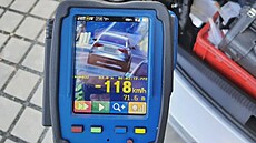 Cizinec v Audi projel kolem koly rychlostí 118 kilometr v hodin. (6. záí...