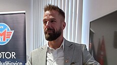 Milan Gula� s novým dresem Motoru.